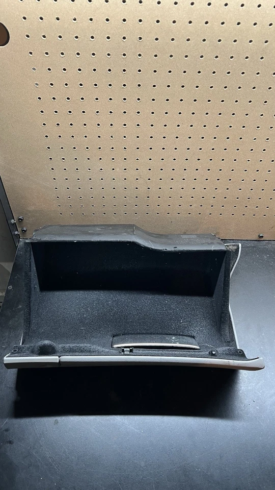 Оригинальный бардачок отсек для хранения на приборной панели Mercedes W203 C350 01–07 годов выпуска - Изображение 3 из 4