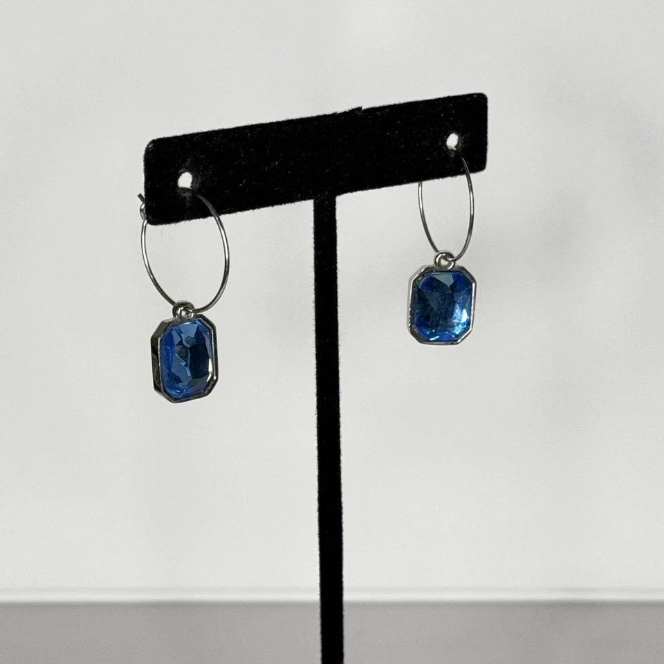 Серьги-кольца Brighton ограненные синее стекло восьмиугольник камень серебристый тон - Изображение 3 из 4