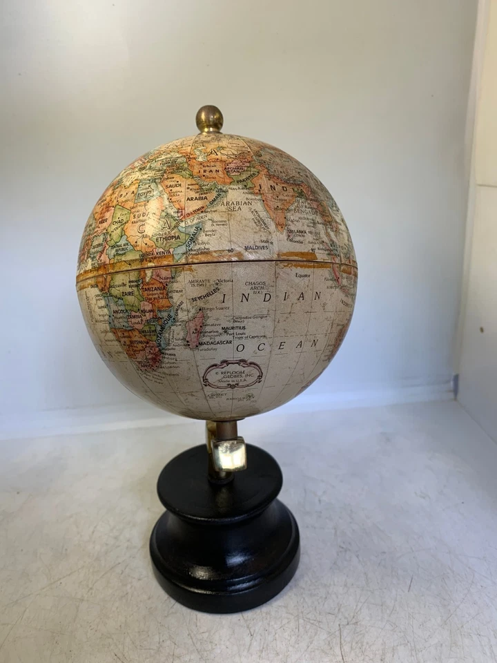 ANCIEN GLOBE TERRESTRE EN CARTON ET BRONZE - Photo 3/4