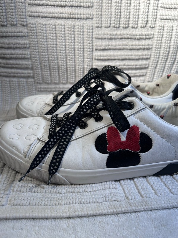 Disney Minnie Mouse Low Top Lace-Up Sneakers White Black Red women’s size 9