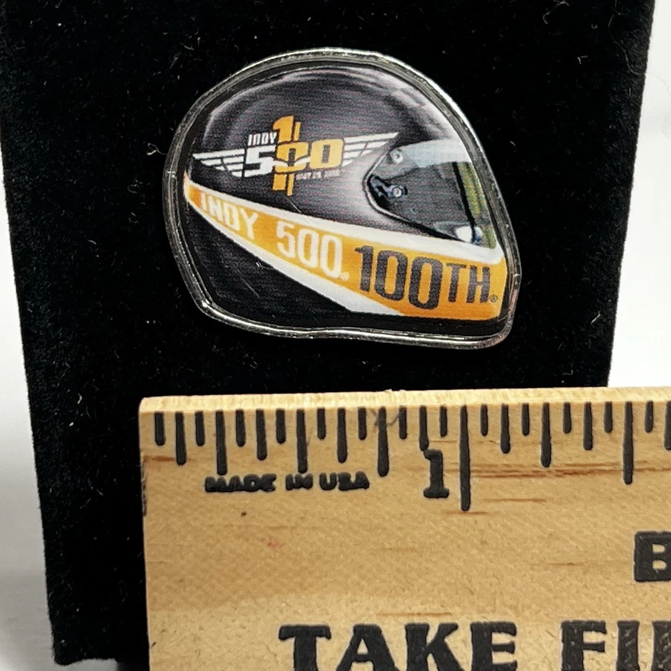 Pin de casco Indy 500 100th Indianápolis 500 Foto 2 de 3