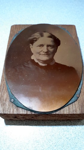 MANTRONLY WOMAN DAGUERREOTYPE (MOUNTED ON WOOD BLOCK) 3.5 x 2.5 Inches LOOK!! - Picture 2 of 7