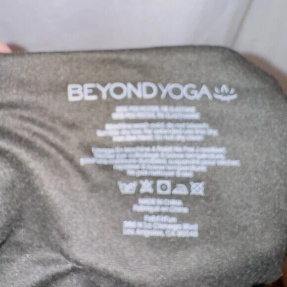 beyond-yoga sbalitelný šátek se skrytou kapsami infinity 