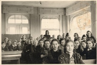 Photo Pomerania Rathsdamnitz young girl braids girl vintage 1941