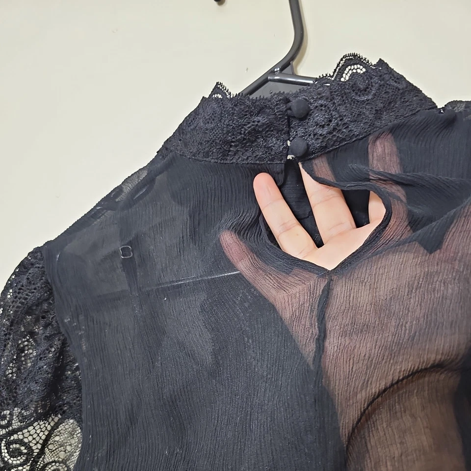 Blusa negra estilo gótico victoriano THE LIMITED, manga corta. Foto 4 de 4