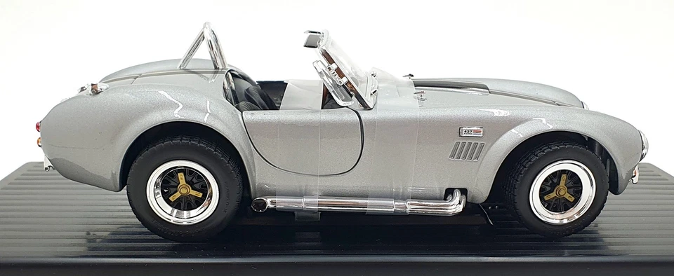 Road Legends 1/18 Scale 92058 - 1964 Shelby Cobra 427 s/c - Metallic Silver - Image 4 of 4