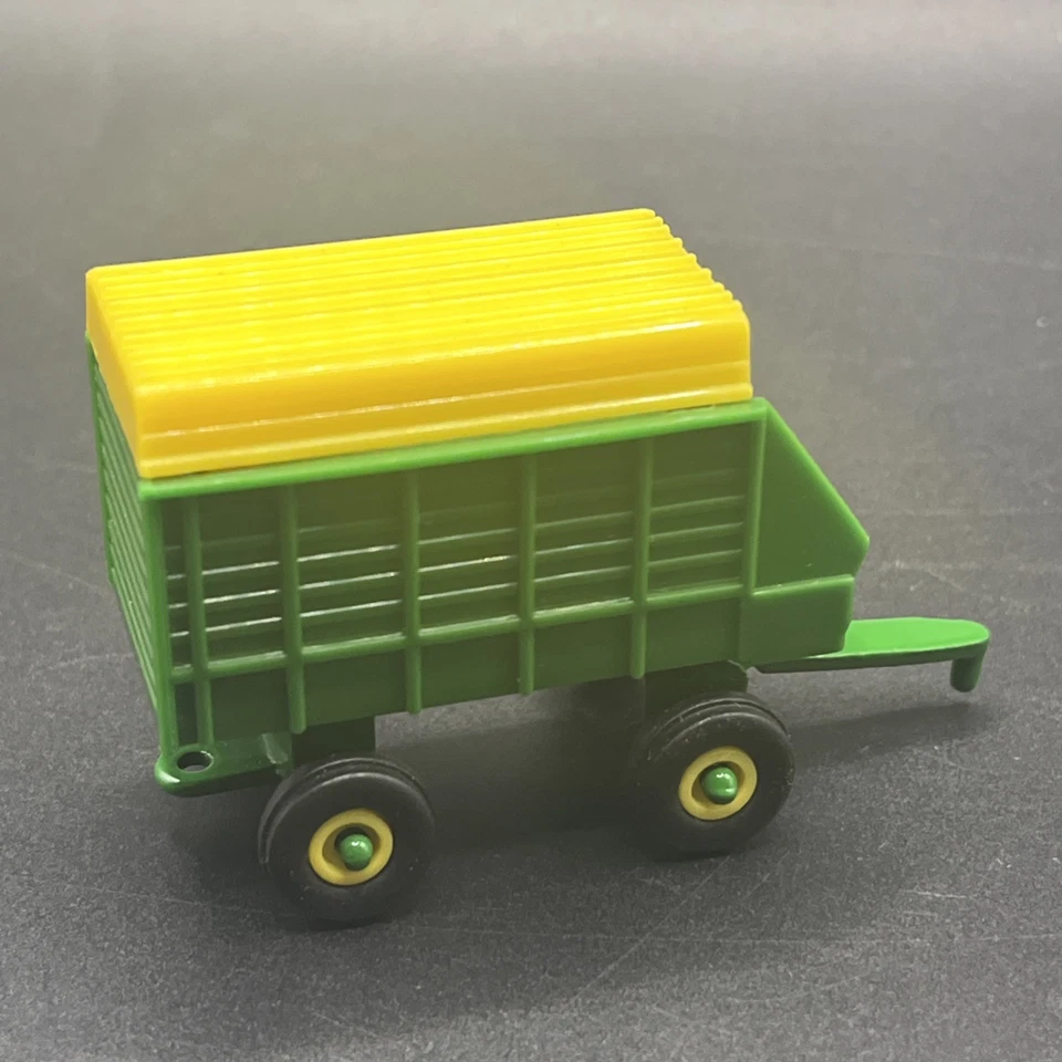 Ertl 1:64 John Deere Forage Wagon Plastic Diecast Green Yellow Trailer - Image 3 of 4