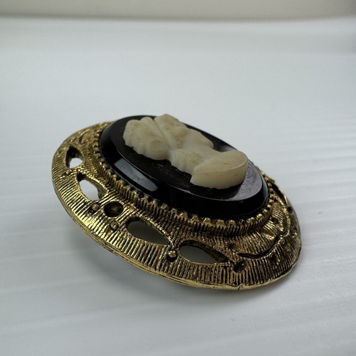 Broche prendedor vintage camafeo tono dorado filigrana plástico negro blanco ovalado - Imagen 8 de 8