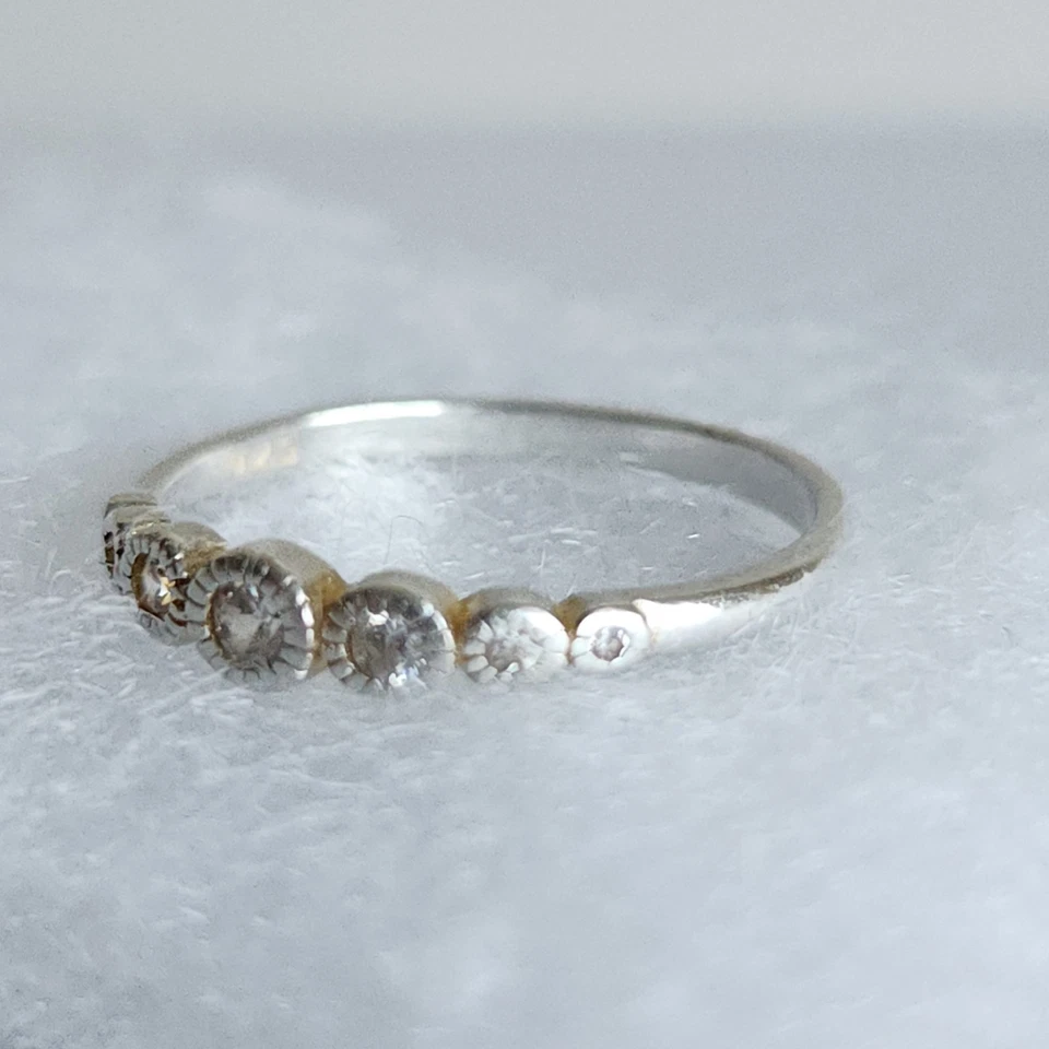 Anillo banda circonita cúbica de plata esterlina talla 6 | 1,1 g | Diseño apilable de cinco piedras Foto 4 de 4