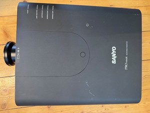 Sanyo PLC-XP200L Beamer 7000Lumen, Motor-Zoom-Objektiv (LNS W31A), FB, Adapter