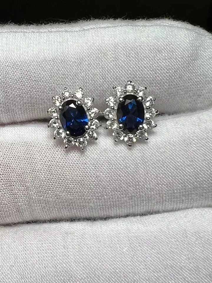 Pendiente de diamantes de zafiro azul natural de corte ovalado de 4,00 quilates de oro blanco de 14 quilates Foto 3 de 4
