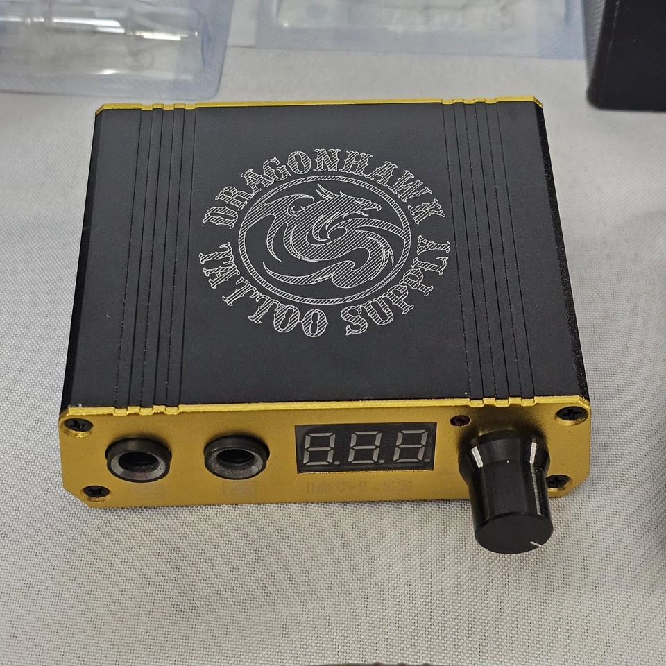Máquina de tatuaje y equipo Dragonhawk Supply 18V 1.5A viene con lo que hay en las fotos Foto 2 de 4