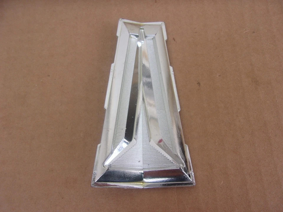 NUEVO 1962 Plymouth Savoy, Belvedere, Fury Plastic Trunk Medallion Foto 2 de 2