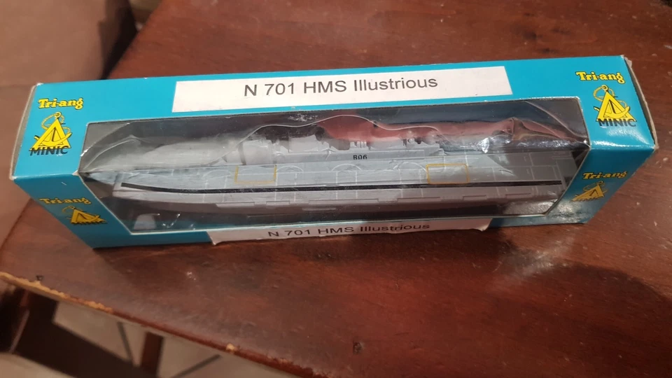 TRIANG TRI ANG 1/1200 N 701 HMS ILLUSTRIOUS VINTAGE - Imagen 2 de 4