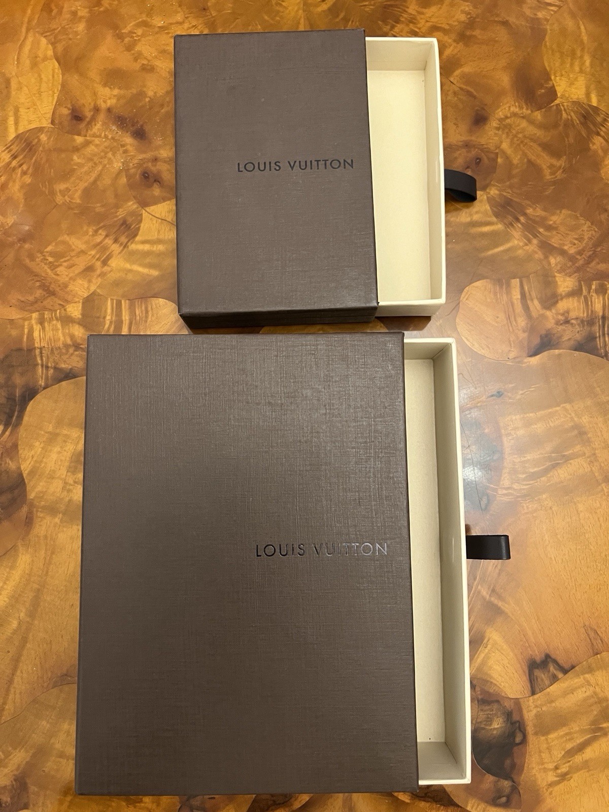 Zwei Louis Vuitton LV Geschenkbox Verpackung Karton Schachtel