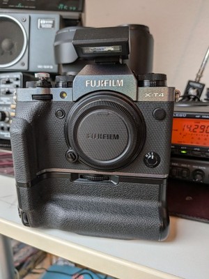 Fujifilm X-T4 Grau Body Gebraucht X-Bajonett mit Zubehörpaket!