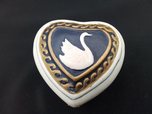 ANELLO VINTAGE A FORMA DI CUORE UCCELLINO CIGNO PORTAGIOIE VANITY BOX DIPINTO A MANO BISQUE - Foto 14 di 14