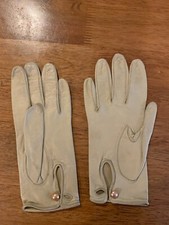 Vintage women's Tan Leather Gloves APPROXIMATELY size 6 Pearl Button