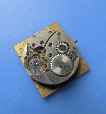 VINTAGE MENS WALTHAM CRESCENT ST 870 WRISTWATCH MOVEMENT FOR PARTS