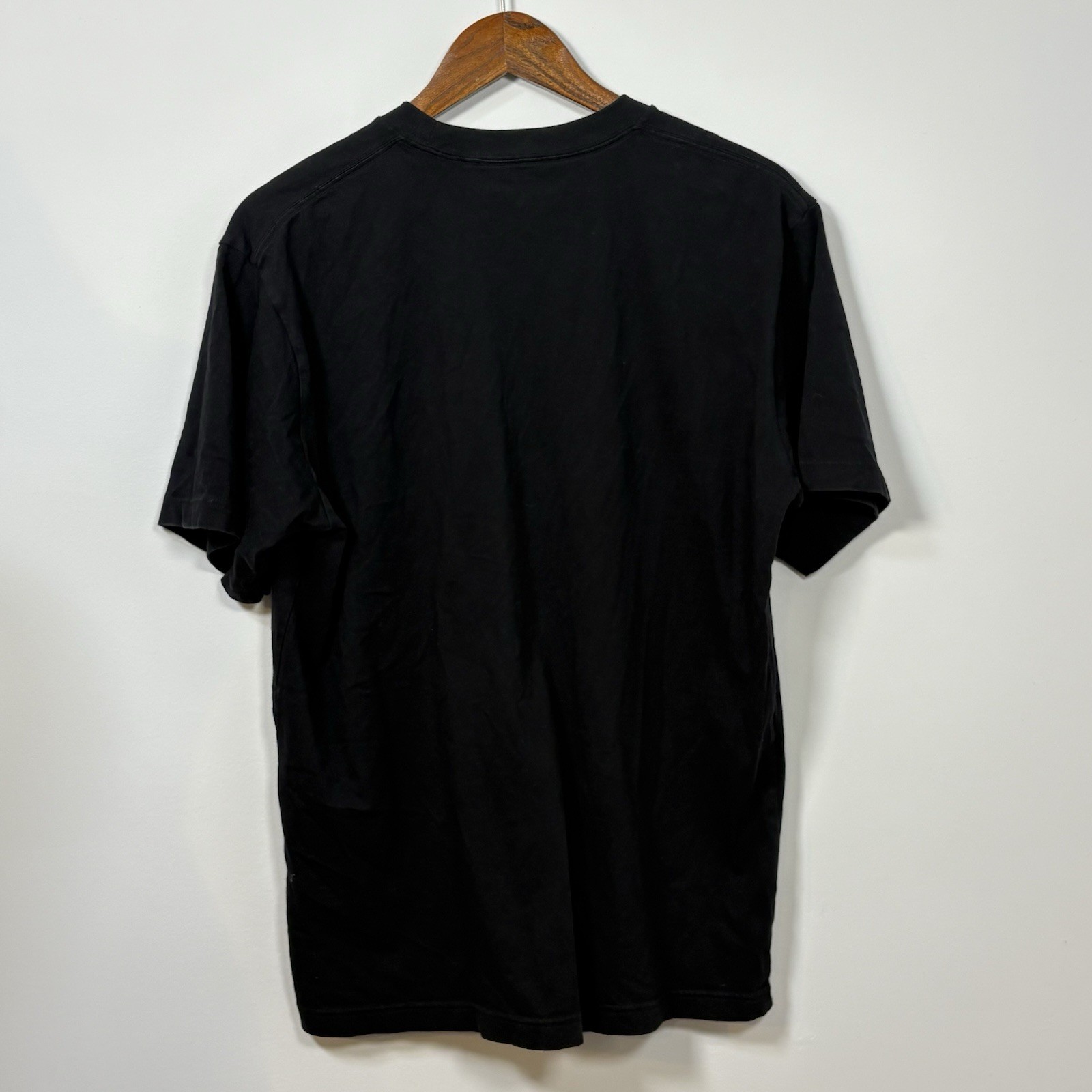 Uniqlo UT Attack On Titan SASAGEYO Black Graphic Tee Men’s L thumbnail 2