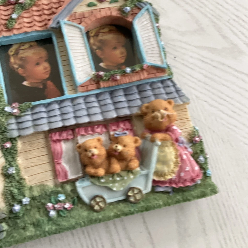 Marco de fotos de resina de casa de oso de peluche vintage de los 90 pintado a mano marco de 3 fotos Foto 2 de 4