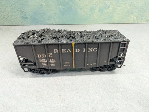 Tolva Stewart Hobbies HO 2 USADA RDG #80091 carga de carbón dividida y desgastada | Condition: Used