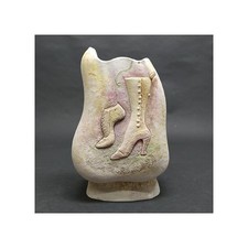 Vaso in ceramica a firma Minghetti Bologna con decorazione a tema calzature