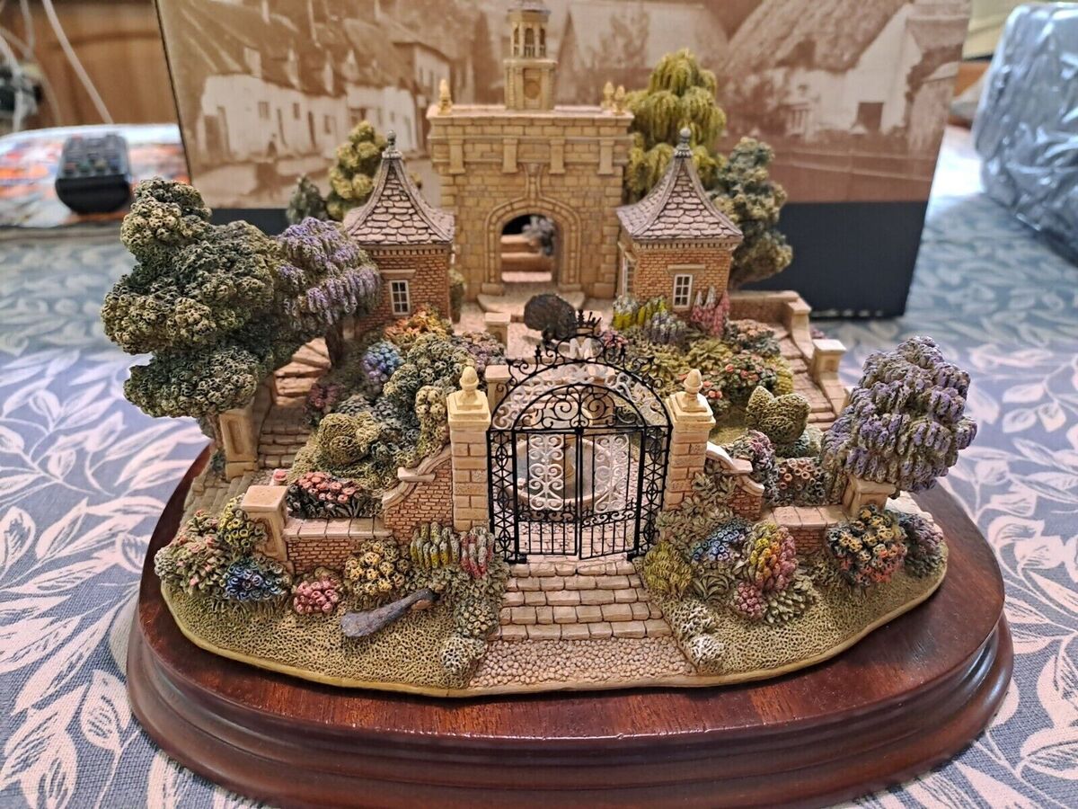 The Millennium Gate - Large Lilliput Lane Extremely Rare The Millennium Gate - Large Lilliput Lane Extremely Rare