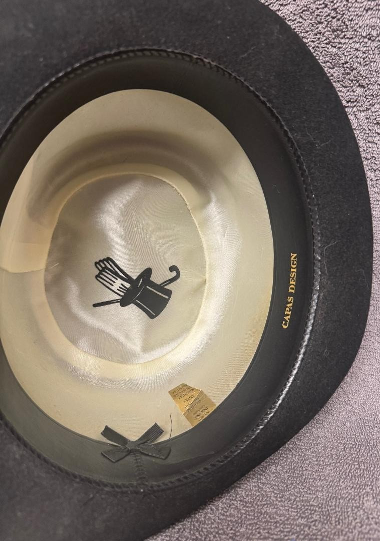 Capas Design Derby Hat with Pearl Style Stickpin