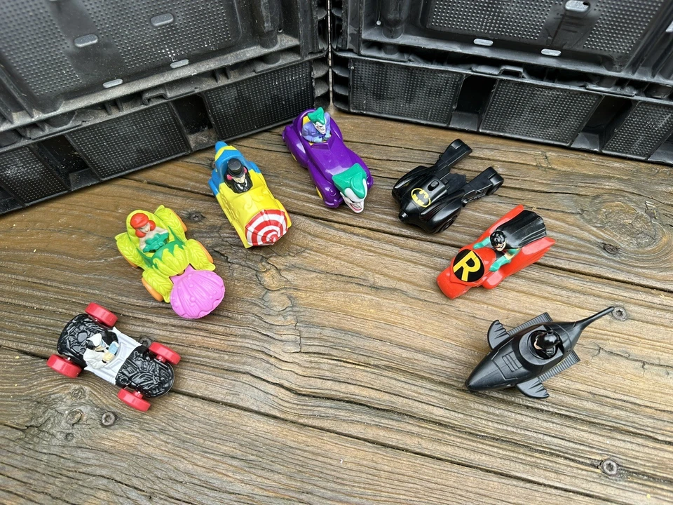 Lote de 7 bonecos de carro Robin 2 Face Joker 91 e 93 McDonald’s DC Comics Batman Toys - Imagem 4 de 4