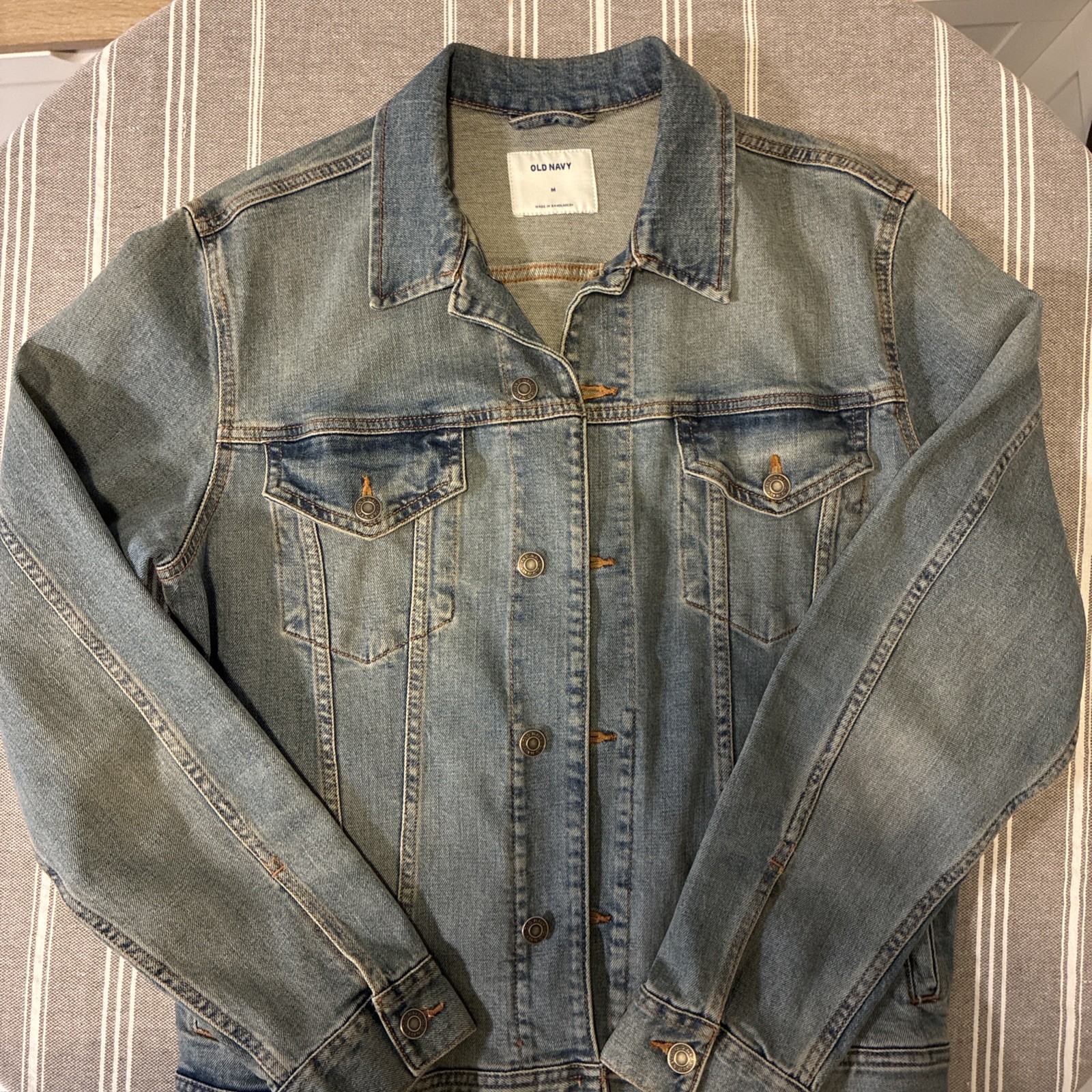 Old Navy Men’s Denim Jacket Size M Light Wash Button Front Trucker Jean Coat