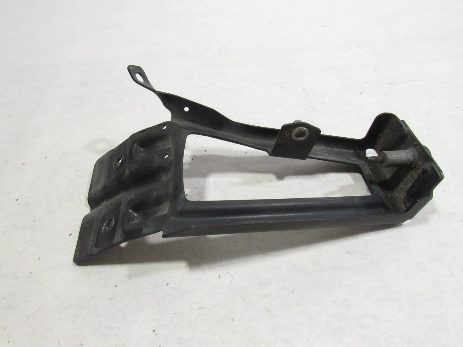 15-19 Ferrari 488 Spider 2017 Rear Right Aerodynamic Floor Mount Bracket ;@2