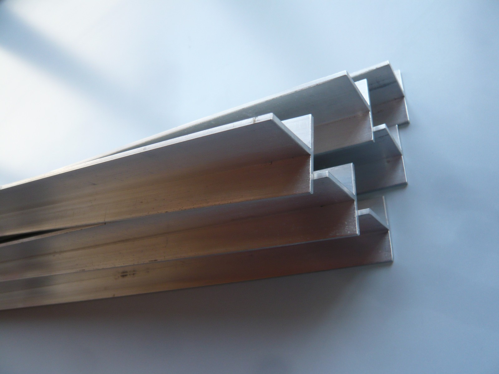 Profilé T aluminium 6060 de haute précision géométrique section 25x25x2mm en lot de 6 pièces