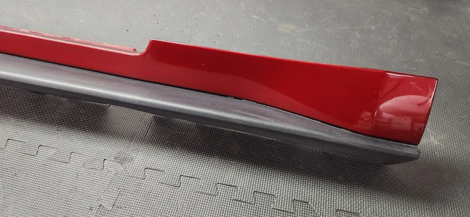 Ford Mustang GT 2015-2023 RH pasajero faldón lateral moldeado "RR" OEM Foto 2 de 4