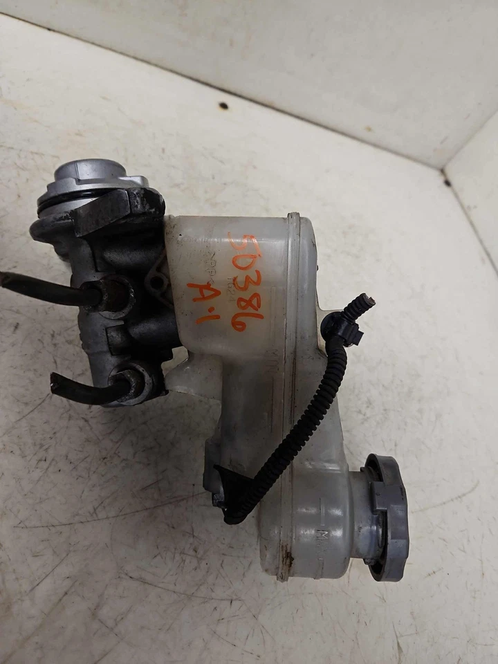 Cilindro maestro de freno 10-13 SUZUKI KIZASHI AT con depósito OEM Foto 3 de 4