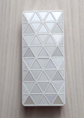 携帯電話本体 Liora au、「iida」ブランド第2弾「misora」6月27日発売 - 価格.com