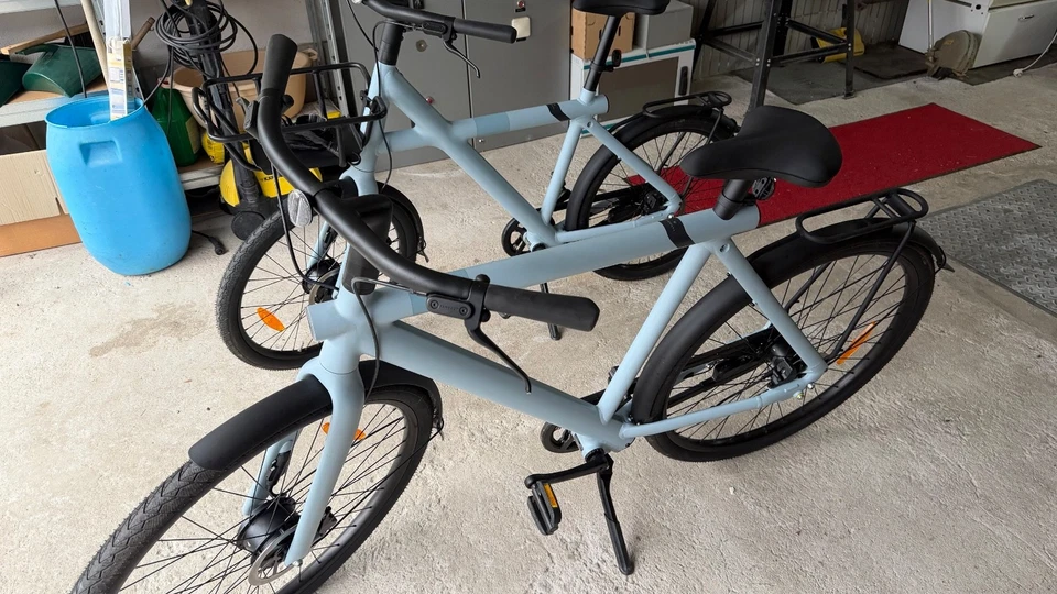 Zwei E-Bikes Van Moof S3 und X3 hellblau - Bild 2 von 4