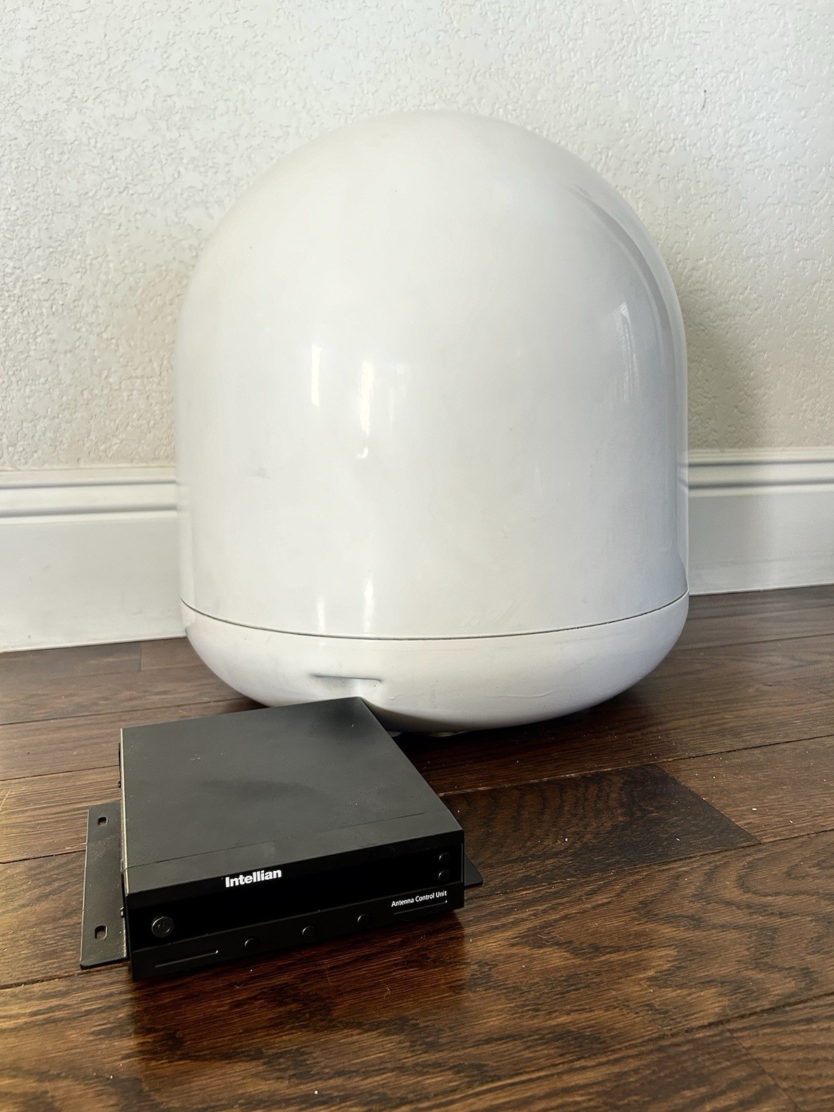 Intellian i4 B3-401S Marine Satellite TV System w/ North America LNB Receiver