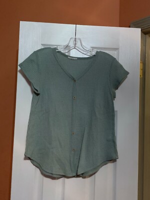 BomBom Size S Green Short Sleeve Botton Down V-Neck Top EUC
