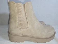 Unr8ed Womens Chelsea Suede Style Tan Ankle Strap Boots Lug Soles Size 9W