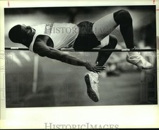 1989 Press Photo Austin Travis High high jumper Damon Davis - sas08155