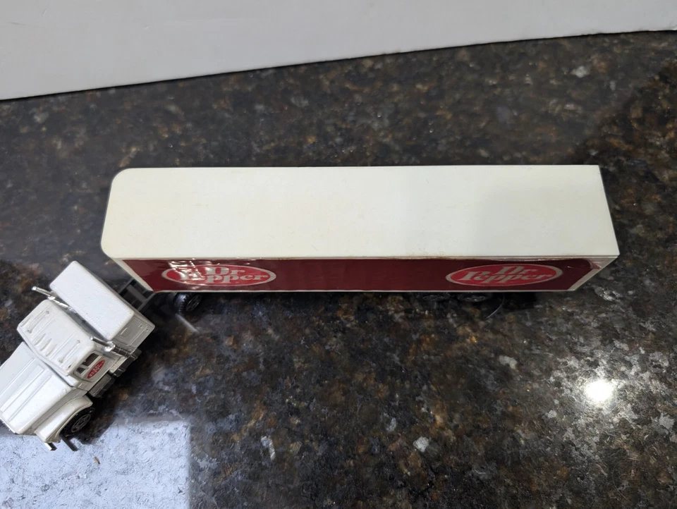 ERTL Trucks of the World IH 4300 Eagle with Dr Pepper Van 1/64 1970's - Image 3 of 4