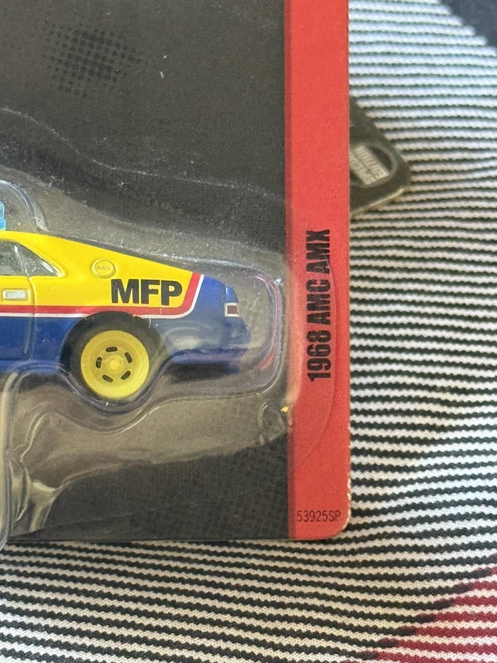 Johnny Lightning 1968 AMC AMX 2011 en azul y amarillo 'MFP' de Mad Max con protección Foto 4 de 4