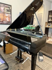 Suzuki GP-3 mini grand digital piano