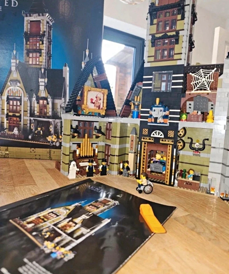 LEGO Icons 10273 Haunted House, photo 1 of 5