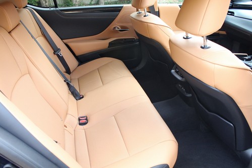 2024 LEXUS ES 300H CVT SALOON / NEARLY NEW CAR / EURO 6 AP / LEATHER / SUNROOF - Picture 18 of 24