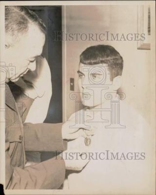 1967 Press Photo Marine Corporal Carl S. McLean receives Purple Heart ...