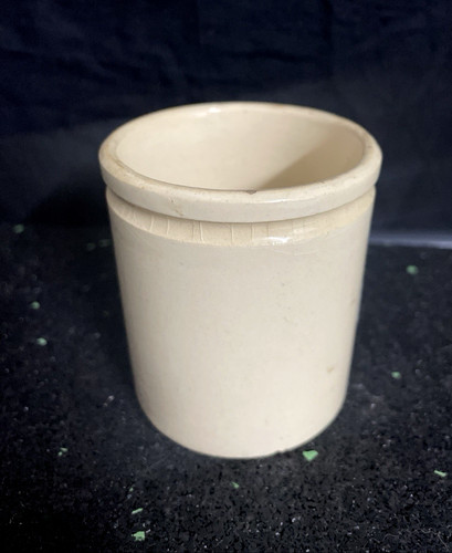 Pot ancien faience blanche .