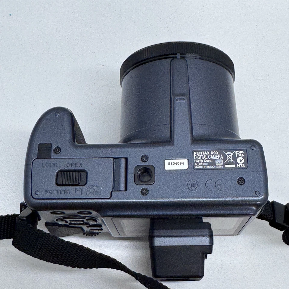 Pentax X90 Digital Camera 12.1 MP Super Zoom Bridge with 2GB SD Card, Charger - Image 3 of 4