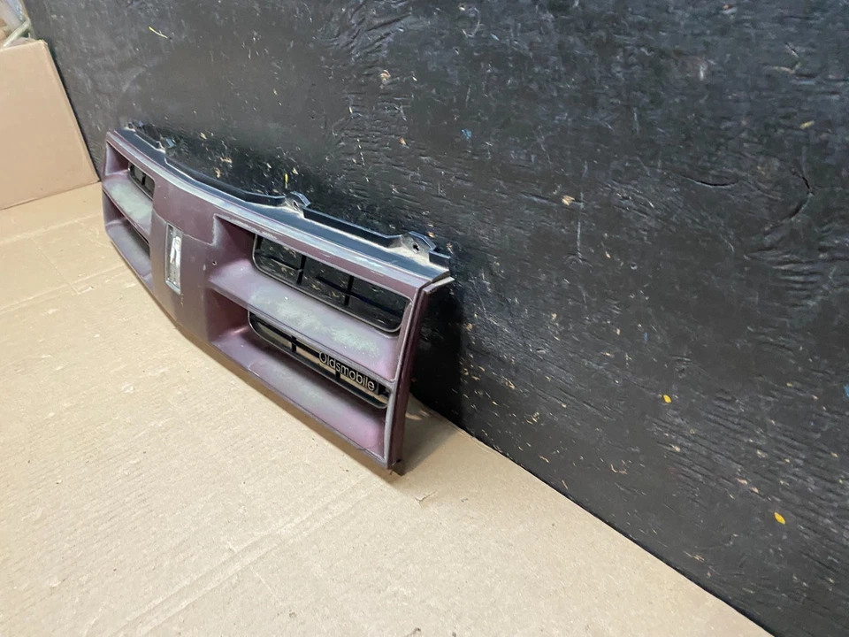 Oldsmobile 88 Eighty Eight 1988 a 1991 parrilla superior delantera U0078 DG Foto 2 de 4